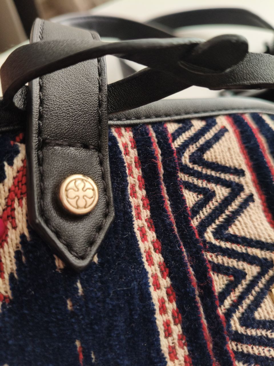 Borsa da viaggio V73 in tessuto con manici in ecopelle e tasche interne
