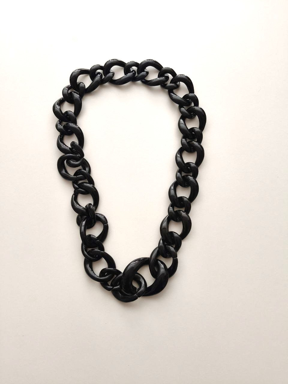 Collana leggera in plexi nero – 38 cm, anelli maxi 4,5 cm – Stile moda contemporaneo