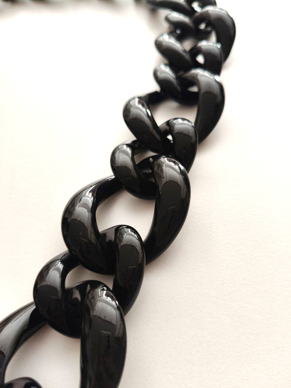 Collana leggera in plexi nero – 38 cm, anelli maxi 4,5 cm – Stile moda contemporaneo