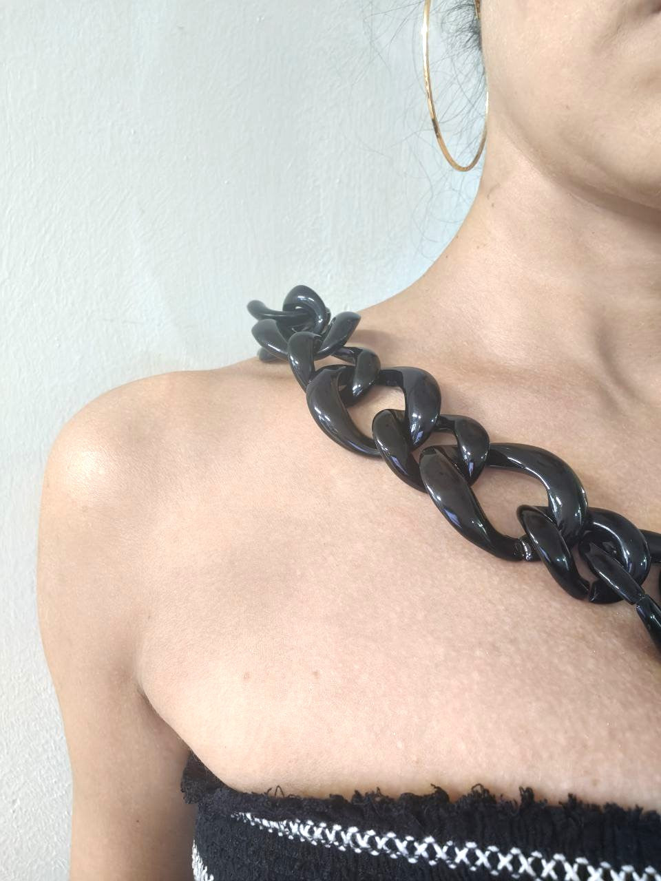 Collana leggera in plexi nero – 38 cm, anelli maxi 4,5 cm – Stile moda contemporaneo
