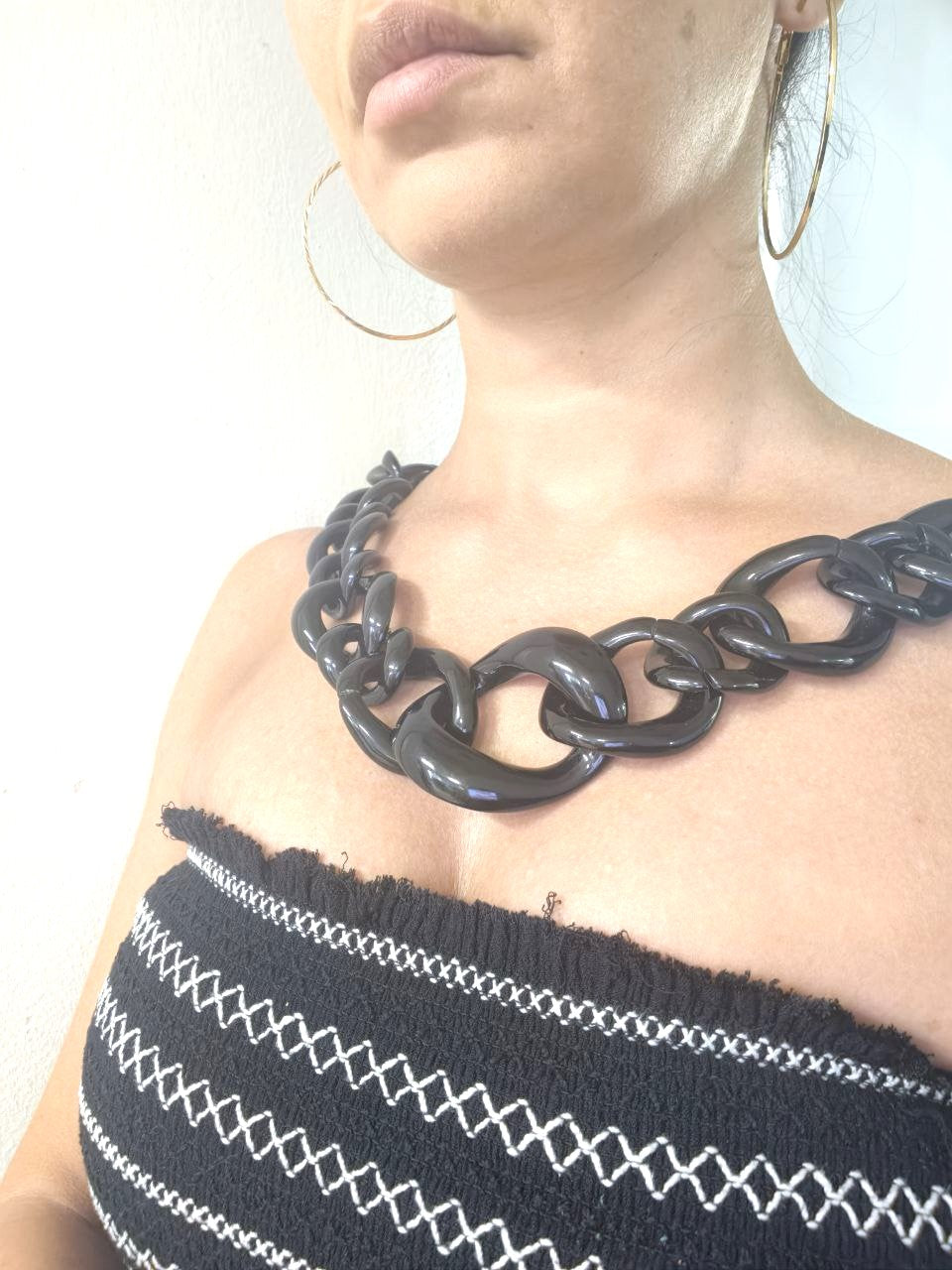 Collana leggera in plexi nero – 38 cm, anelli maxi 4,5 cm – Stile moda contemporaneo