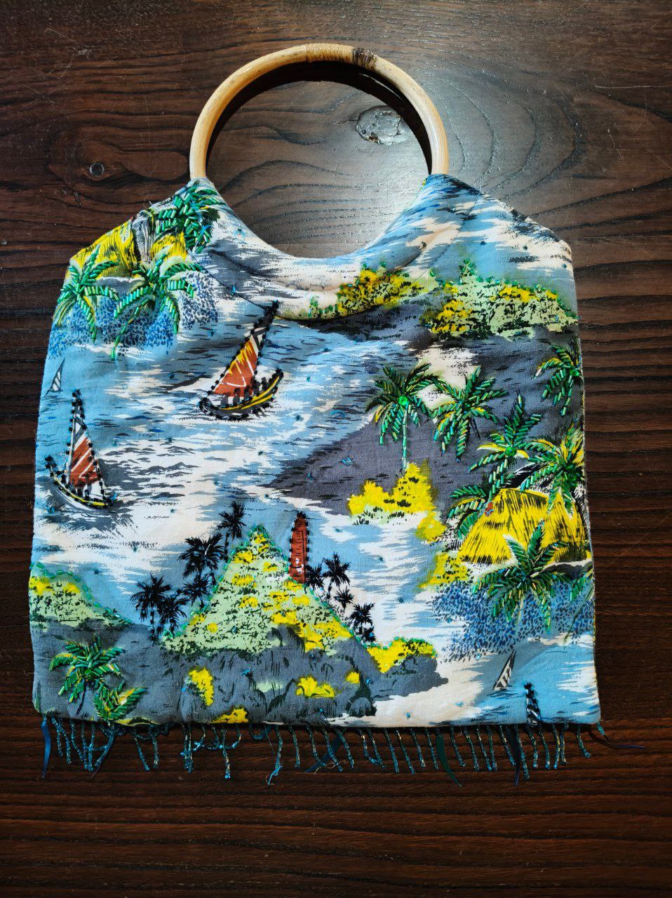 Borsa vintage anni 70 in tela tropicale ricamata con perline e manico in bambù