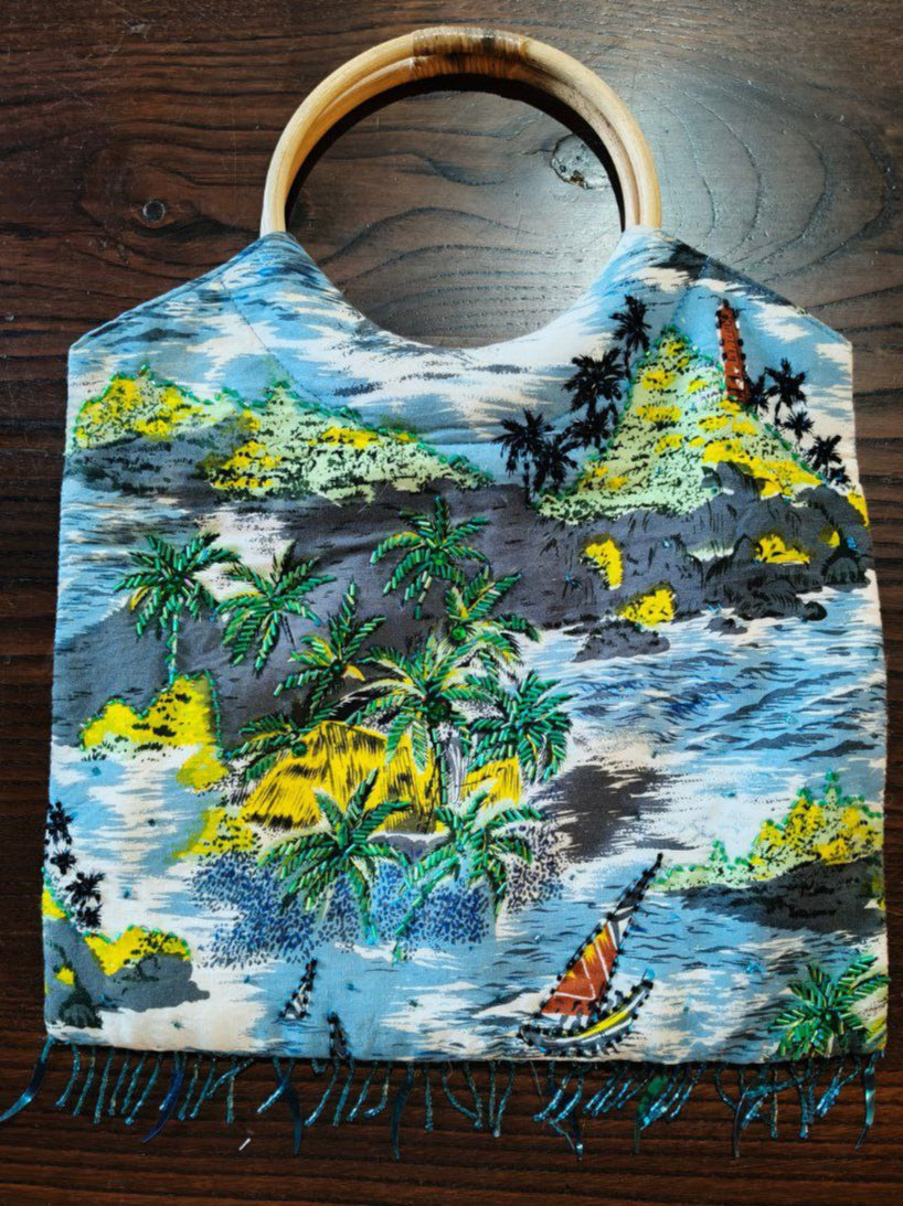 Borsa vintage anni 70 in tela tropicale ricamata con perline e manico in bambù