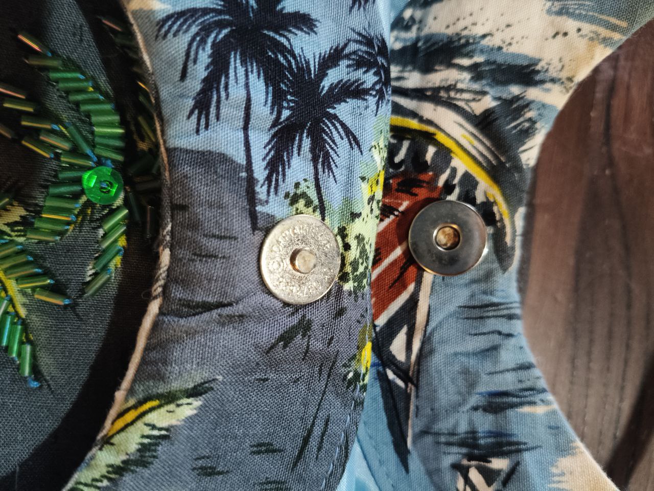 Borsa vintage anni 70 in tela tropicale ricamata con perline e manico in bambù
