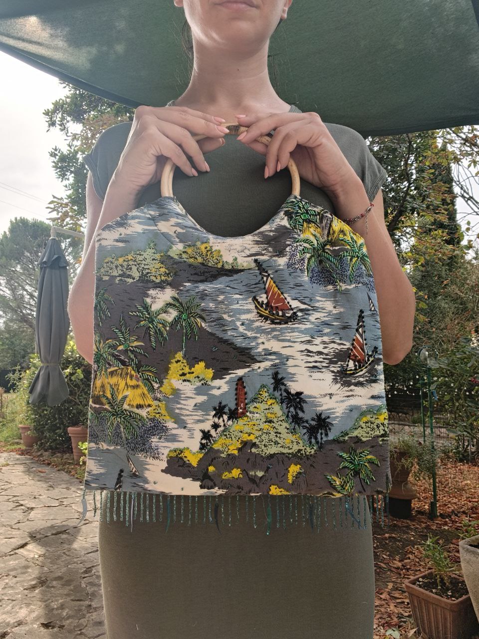 Borsa vintage anni 70 in tela tropicale ricamata con perline e manico in bambù