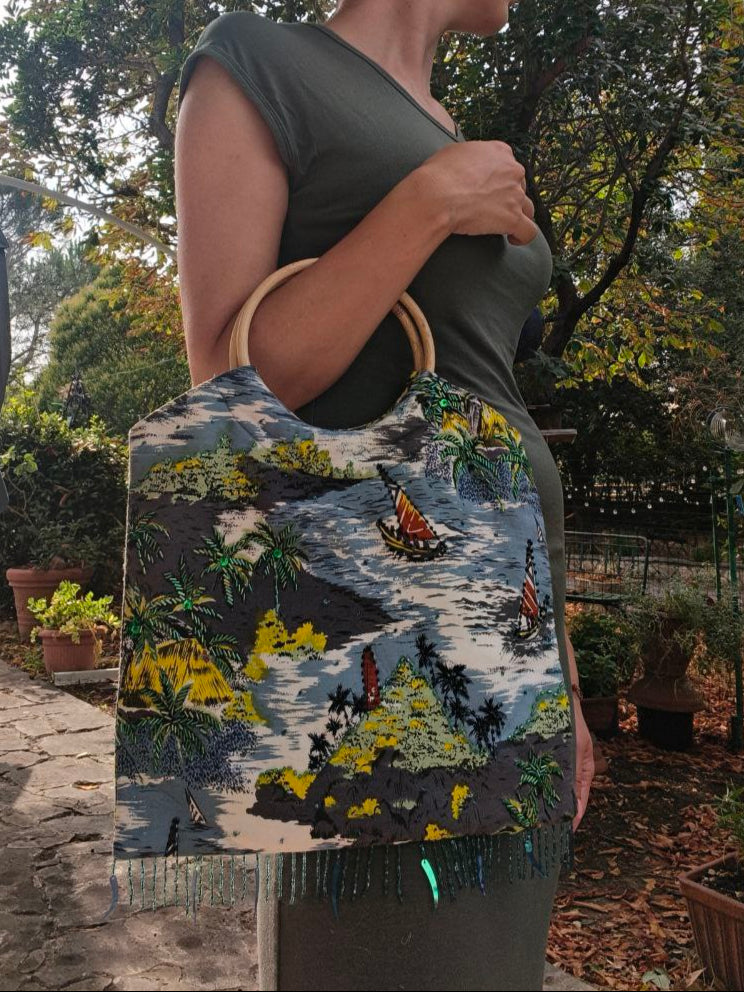 Borsa vintage anni 70 in tela tropicale ricamata con perline e manico in bambù