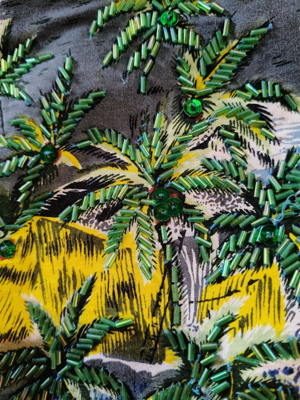 Borsa vintage anni 70 in tela tropicale ricamata con perline e manico in bambù