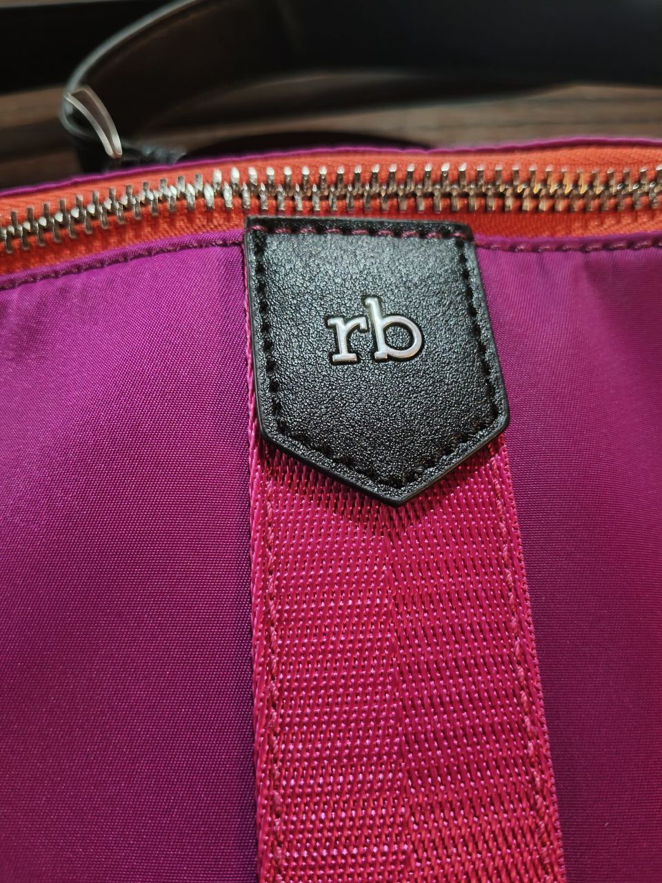 Rocco Barocco borsa fuxia con inserti arancio e neri, tracolla regolabile