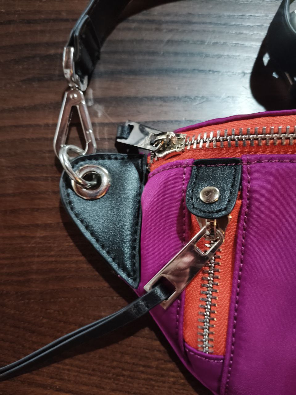 Rocco Barocco borsa fuxia con inserti arancio e neri, tracolla regolabile