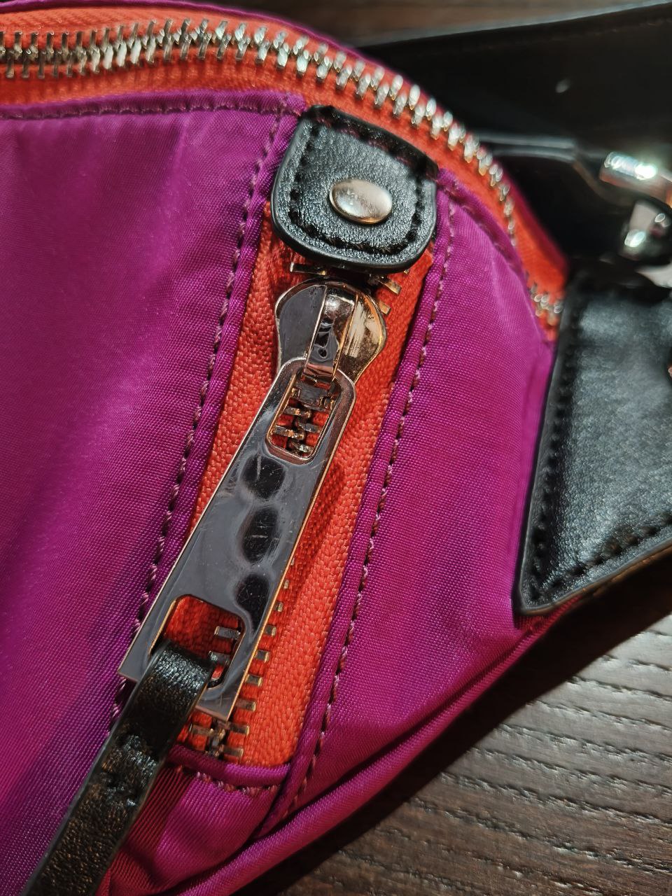 Rocco Barocco borsa fuxia con inserti arancio e neri, tracolla regolabile