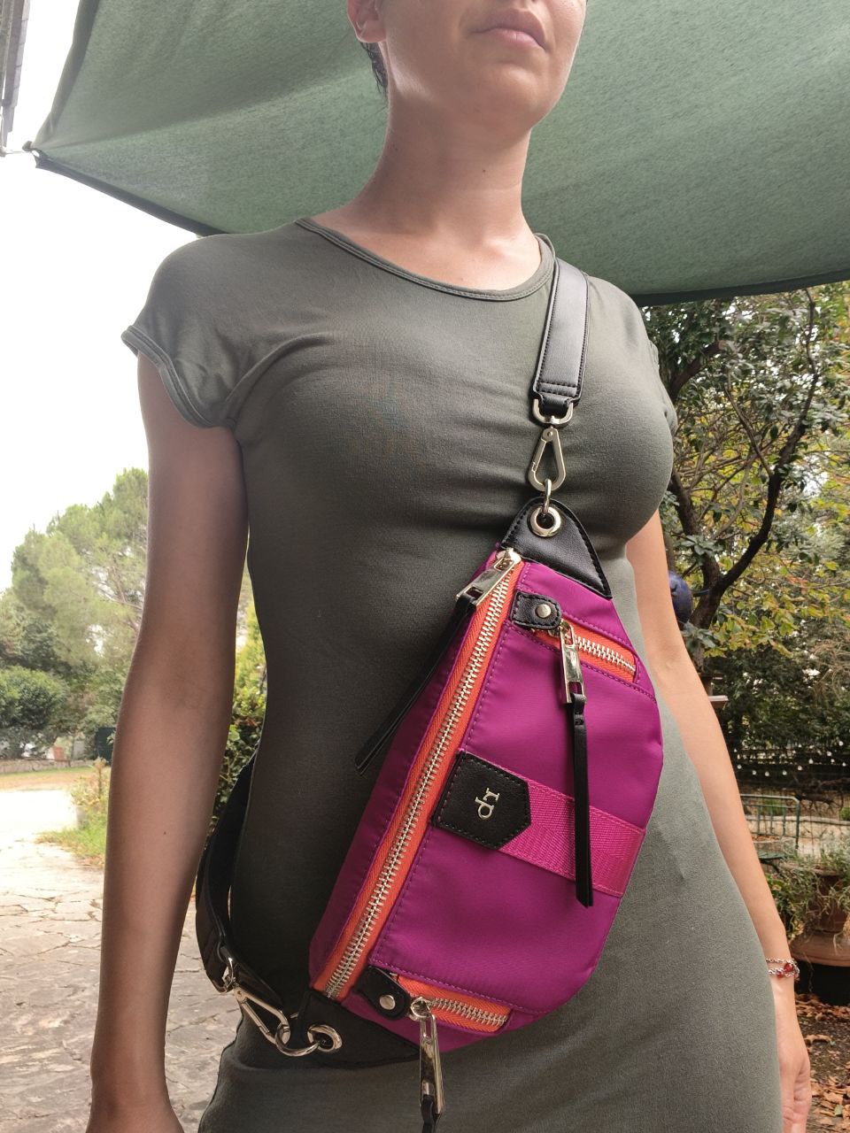 Rocco Barocco borsa fuxia con inserti arancio e neri, tracolla regolabile