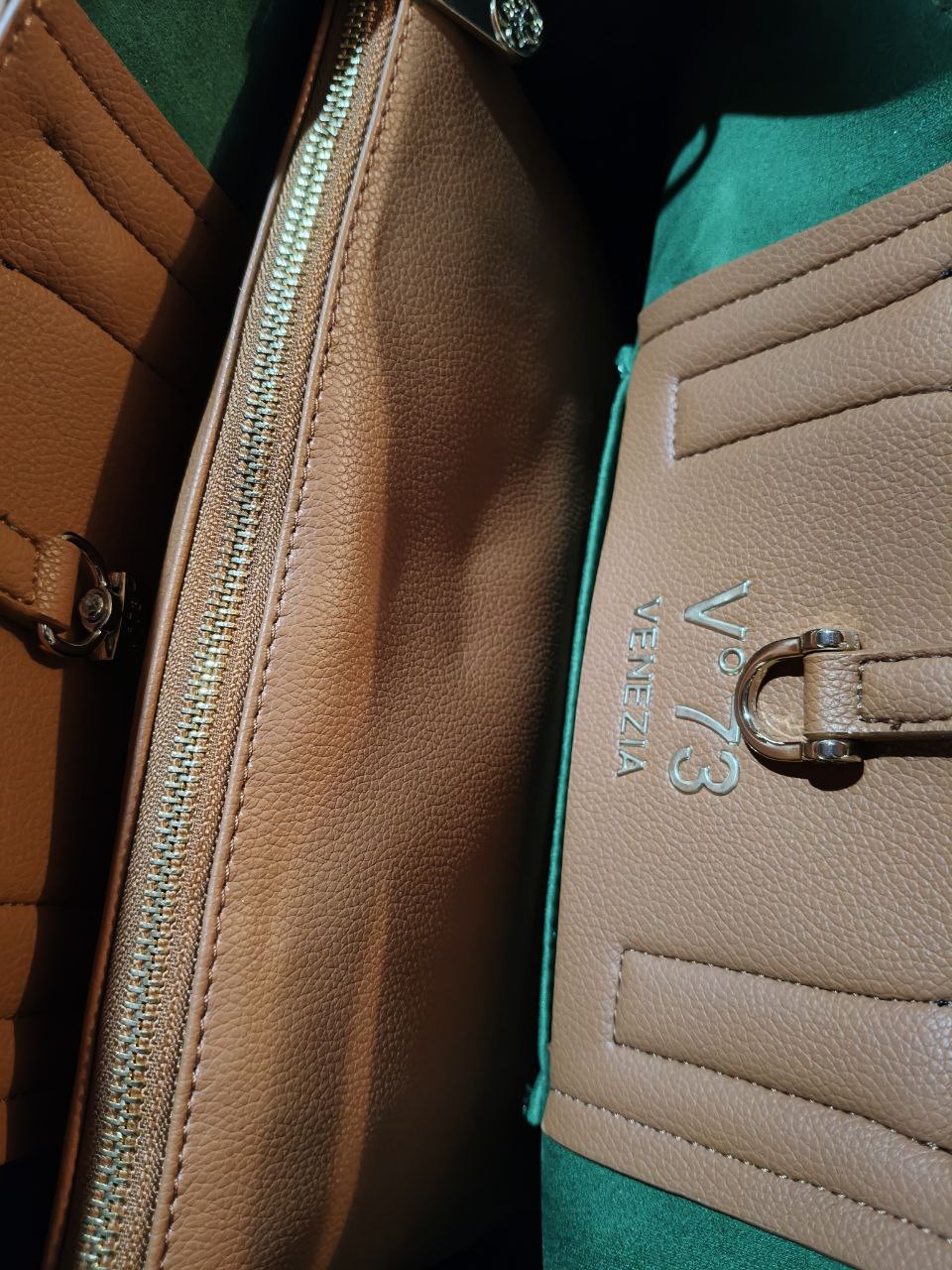 Borsa V°73 Urano in ecopelle con tracolla e borsa interna – Marrone cognac