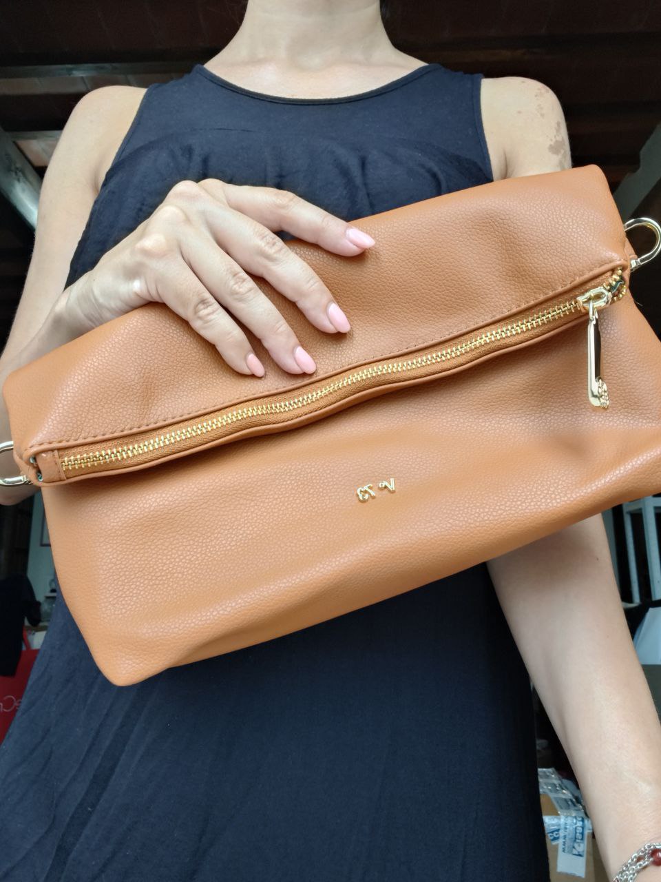 Borsa V°73 Urano in ecopelle con tracolla e borsa interna – Marrone cognac