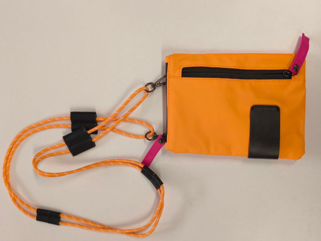 Borsetta arancione in materiale tecnico e ecopelle con tracolla in corda e tasche