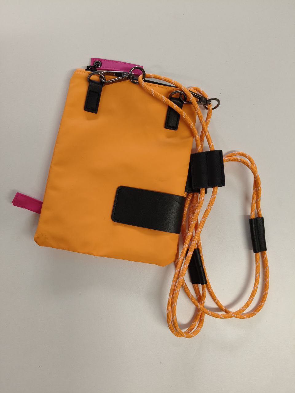Borsetta arancione in materiale tecnico e ecopelle con tracolla in corda e tasche