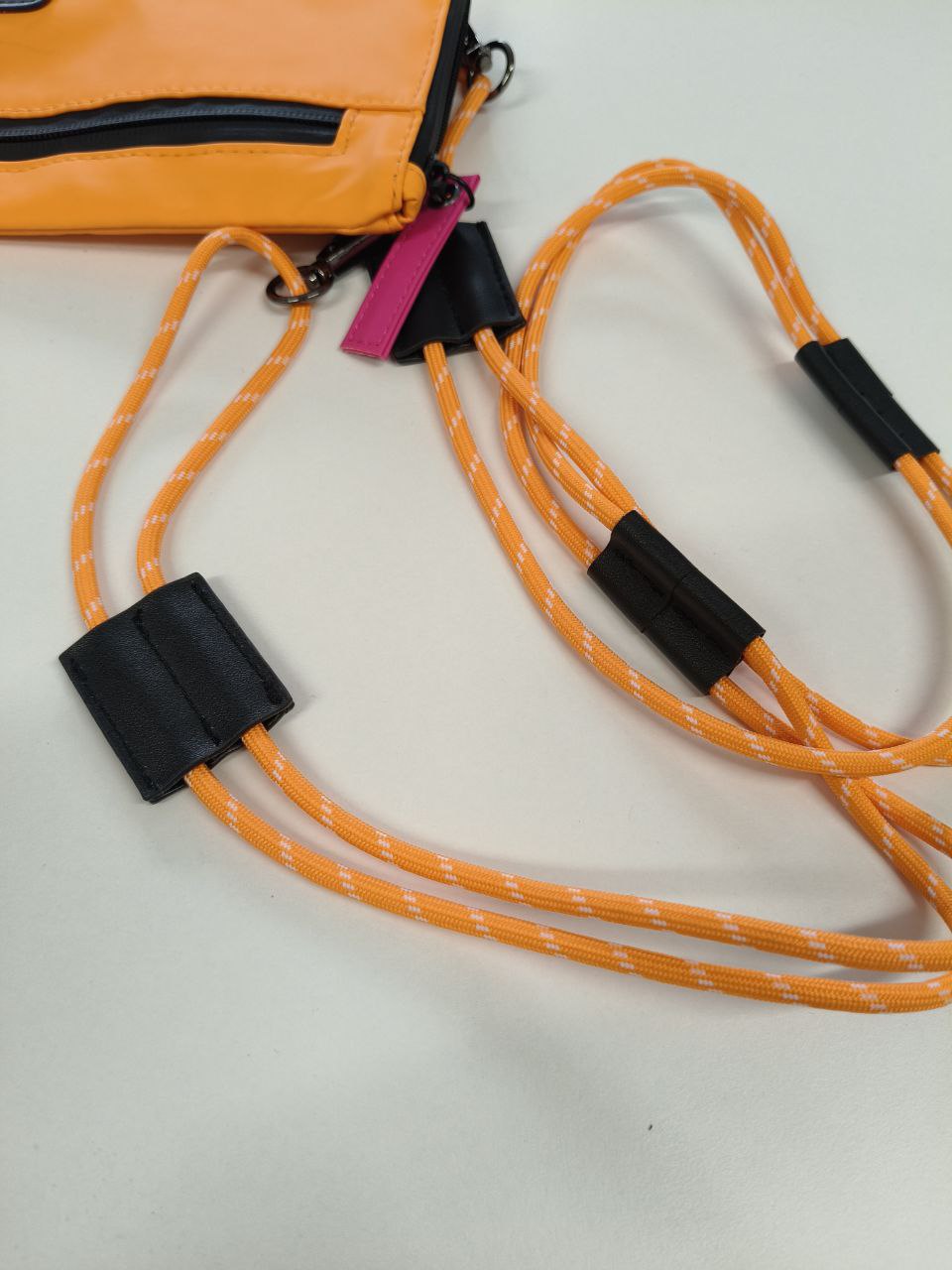 Borsetta arancione in materiale tecnico e ecopelle con tracolla in corda e tasche