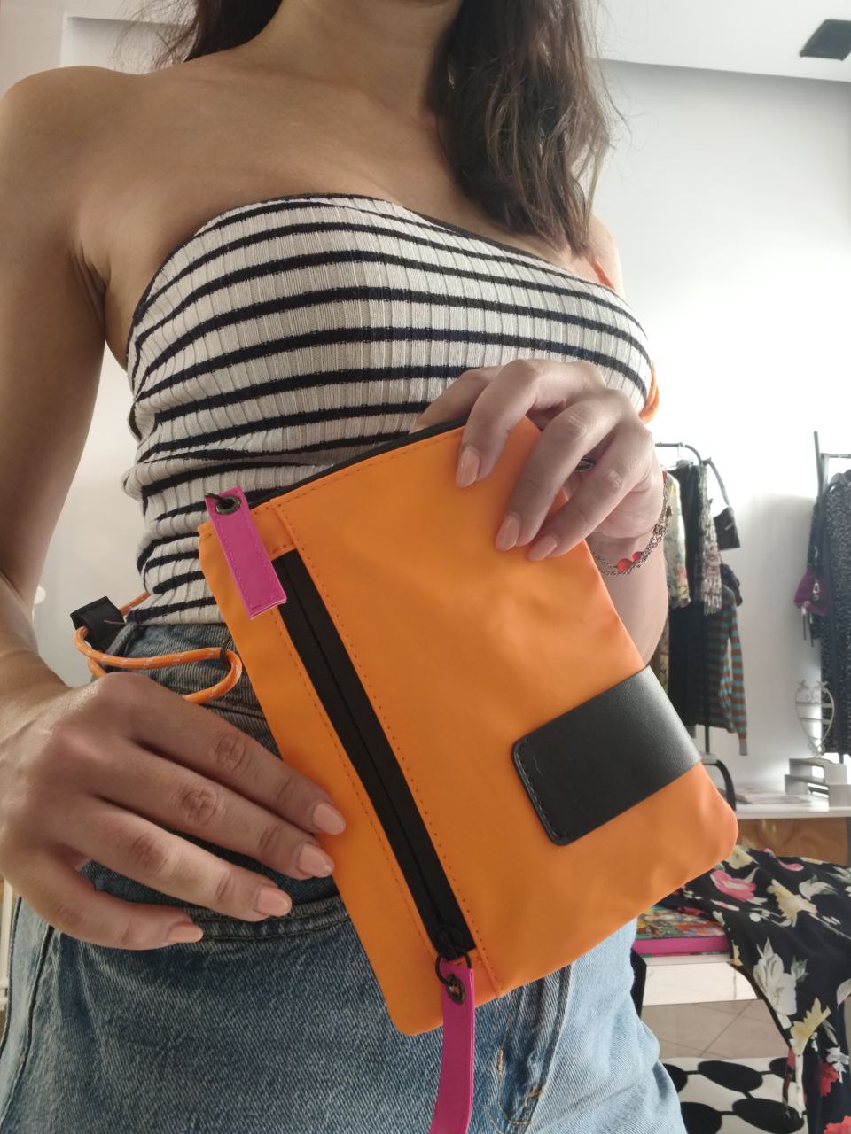 Borsetta arancione in materiale tecnico e ecopelle con tracolla in corda e tasche