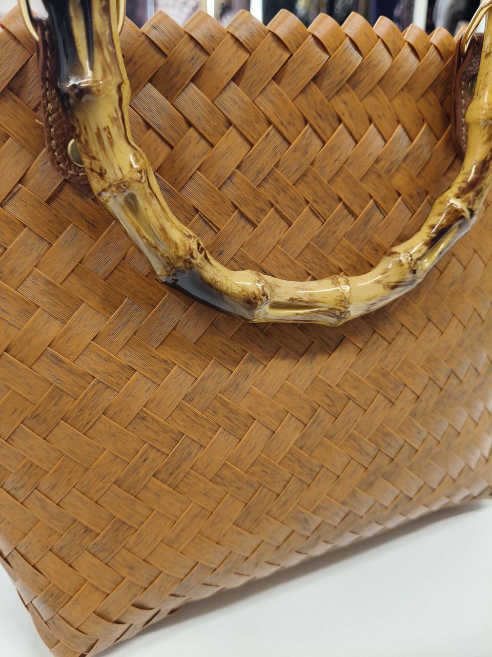 Borsa intrecciata effetto bambù con manico rigido e dettagli eco pelle personalizzabile