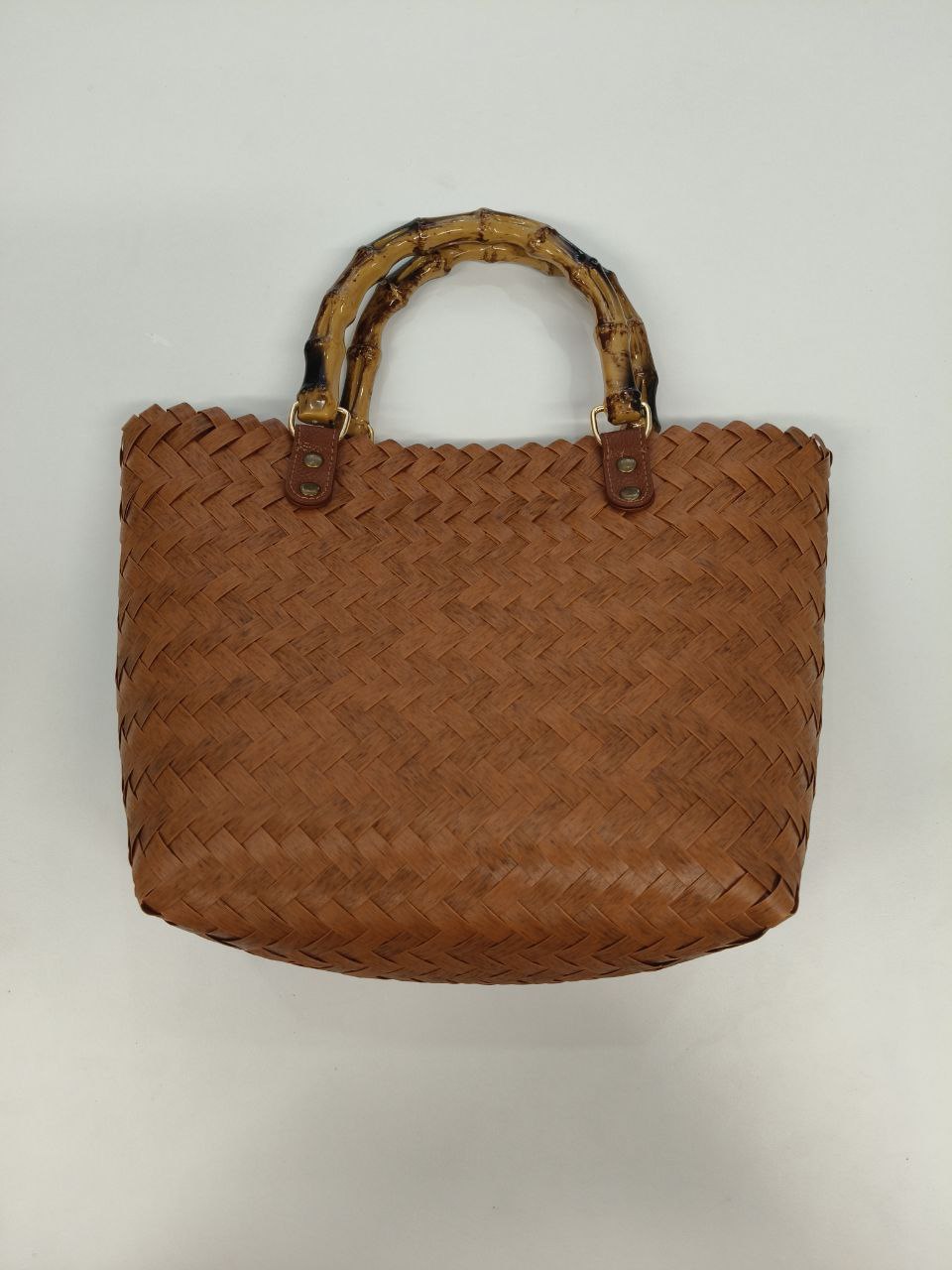 Borsa intrecciata effetto bambù con manico rigido e dettagli eco pelle personalizzabile