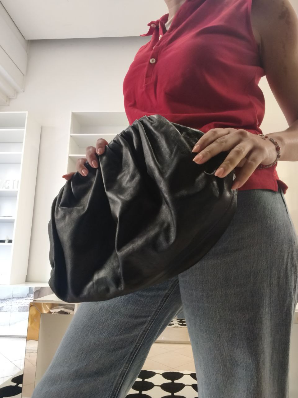 Pochette grande in vera pelle Made in Italy con tracolla dorata