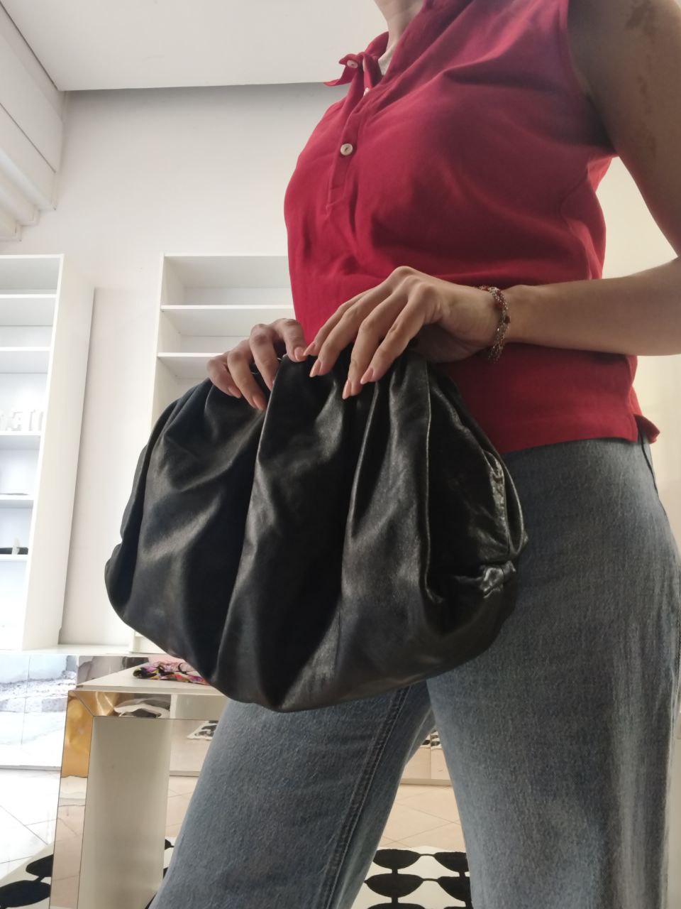Pochette grande in vera pelle Made in Italy con tracolla dorata