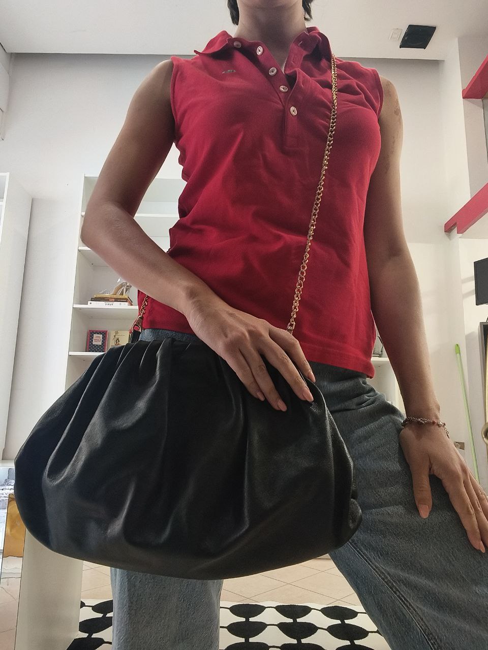 Pochette grande in vera pelle Made in Italy con tracolla dorata