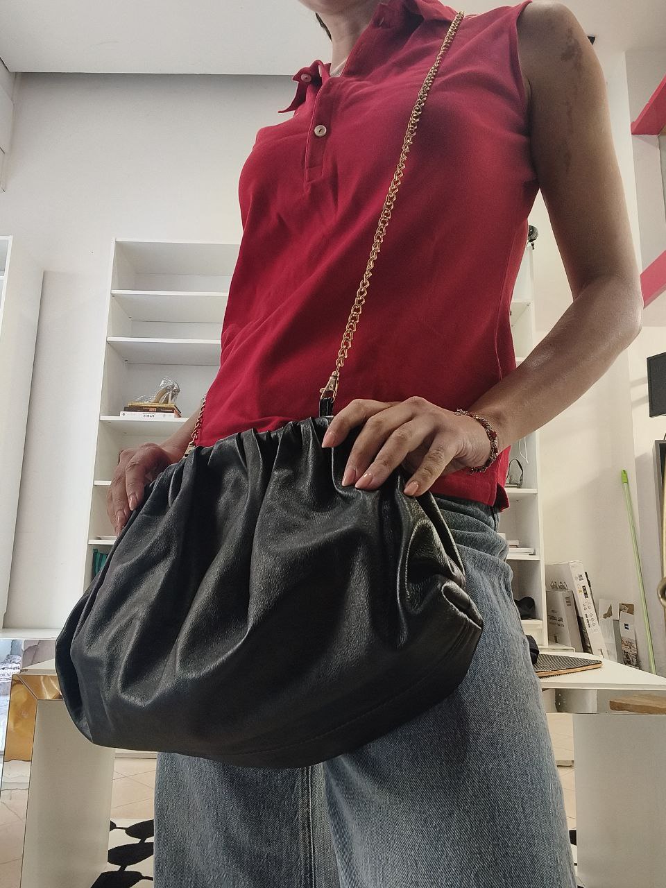 Pochette grande in vera pelle Made in Italy con tracolla dorata