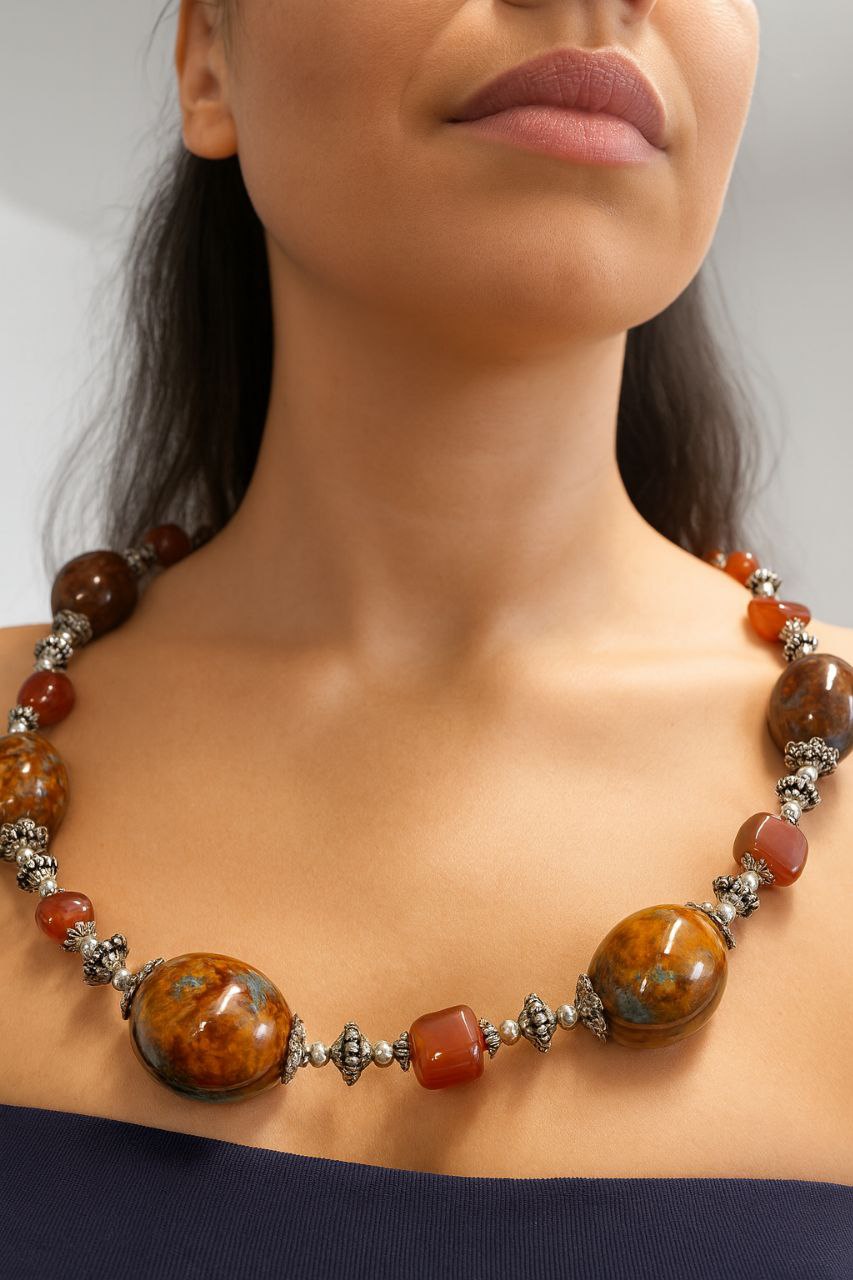 Collana décor in pietre dure marroni con sfumature cerulee
