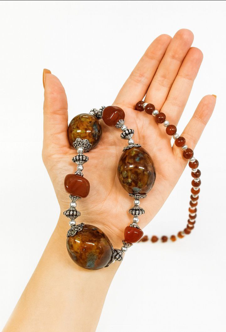 Collana décor in pietre dure marroni con sfumature cerulee