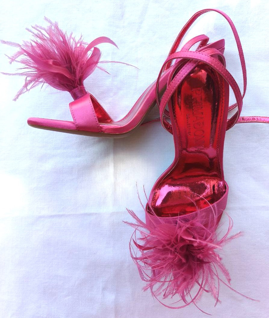 Primadonna Collection – Sandali in raso rosa con piume, tacco a spillo