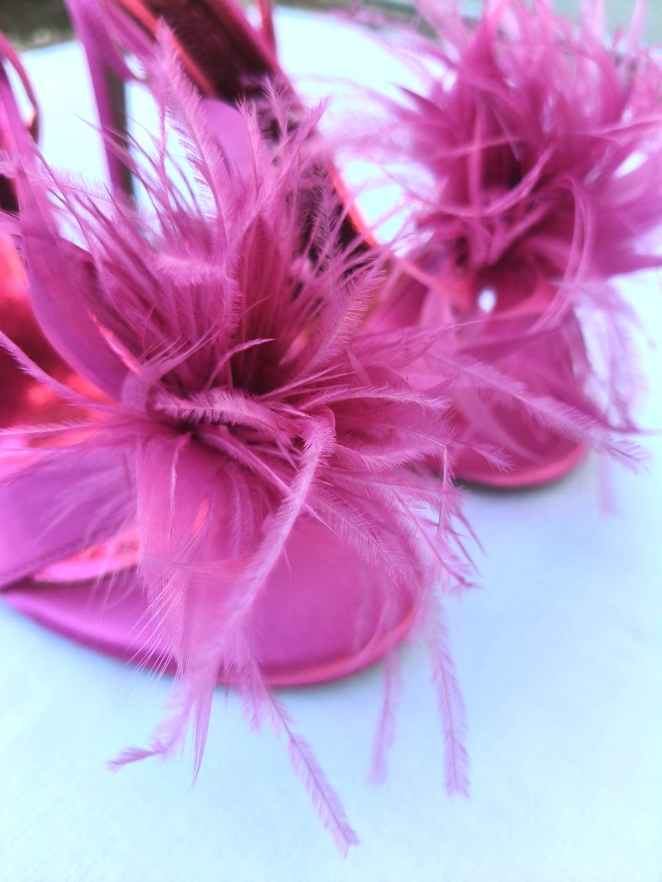 Primadonna Collection – Sandali in raso rosa con piume, tacco a spillo