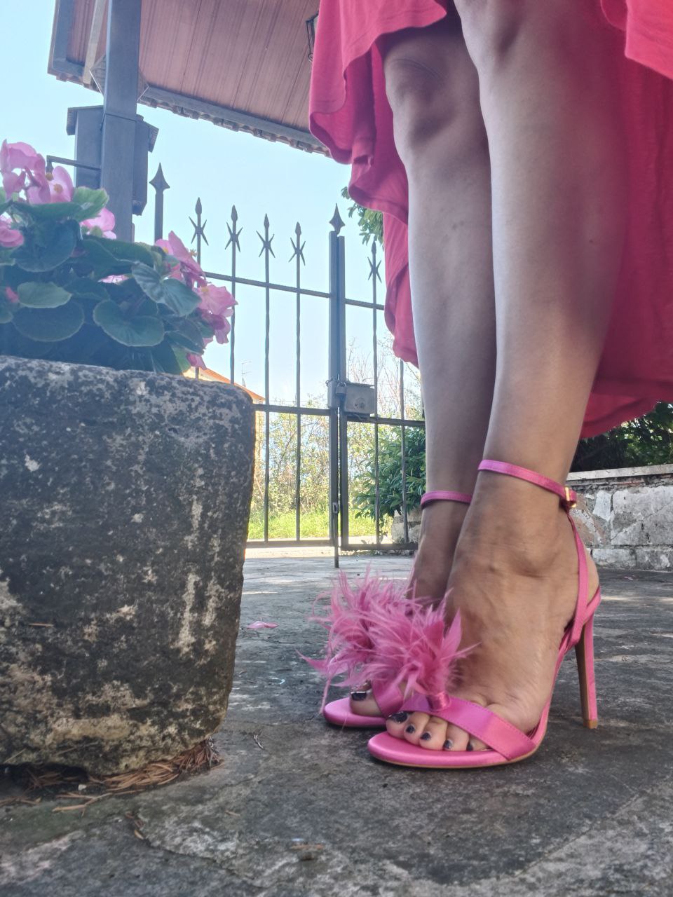 Primadonna Collection – Sandali in raso rosa con piume, tacco a spillo