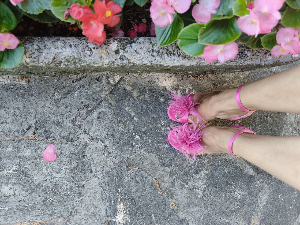 Primadonna Collection – Sandali in raso rosa con piume, tacco a spillo