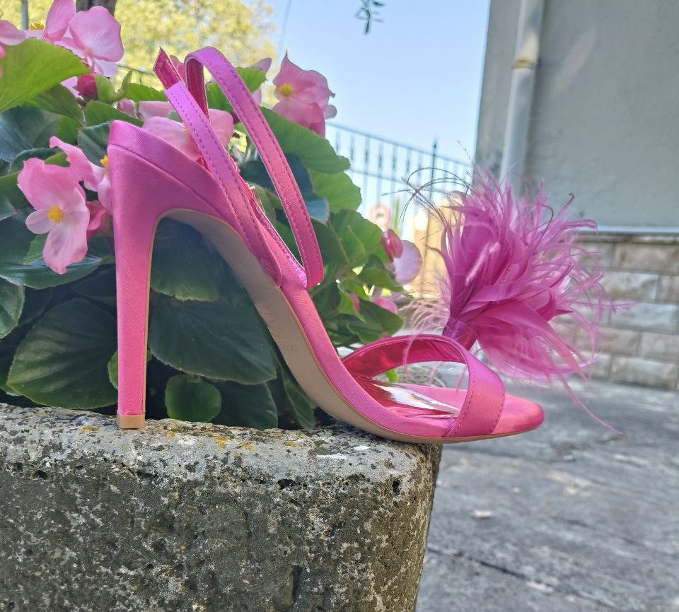 Primadonna Collection – Sandali in raso rosa con piume, tacco a spillo