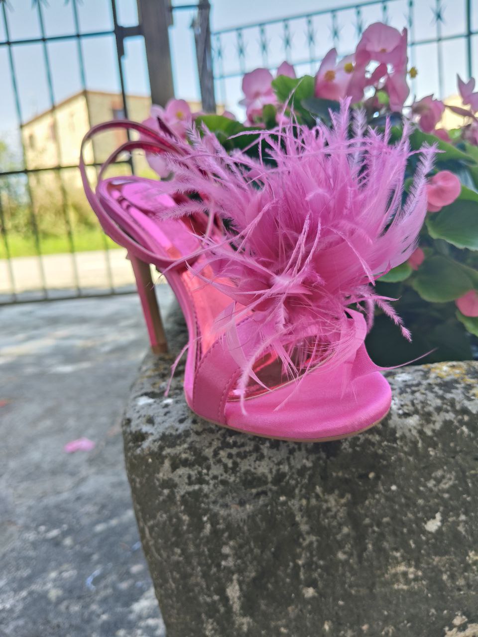 Primadonna Collection – Sandali in raso rosa con piume, tacco a spillo