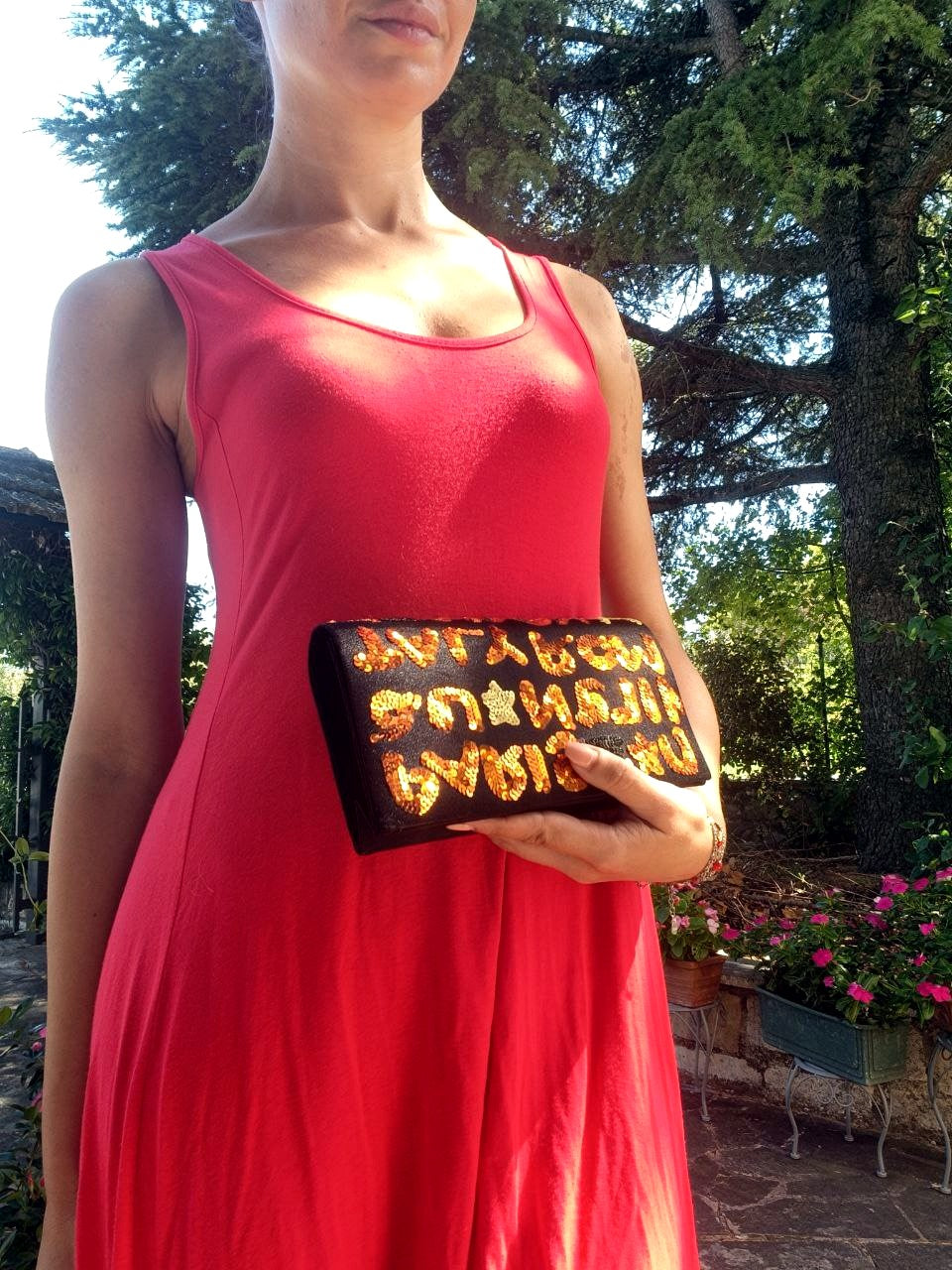 Pochette rigida in raso nero con paillettes a scritte, tracolla (24×12)