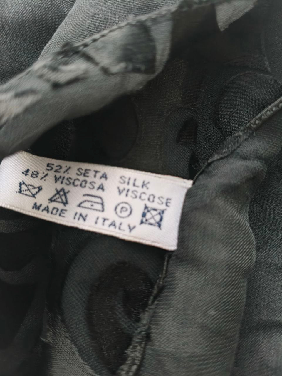 Stola Blumarine in seta e viscosa nera con motivo foglie (Made in Italy)