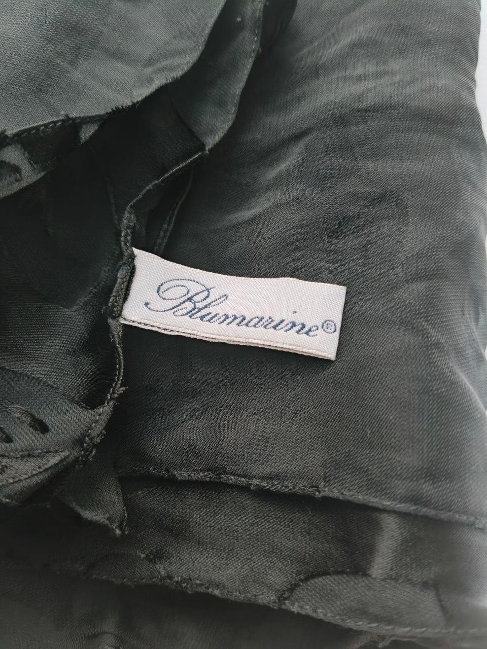Stola Blumarine in seta e viscosa nera con motivo foglie (Made in Italy)