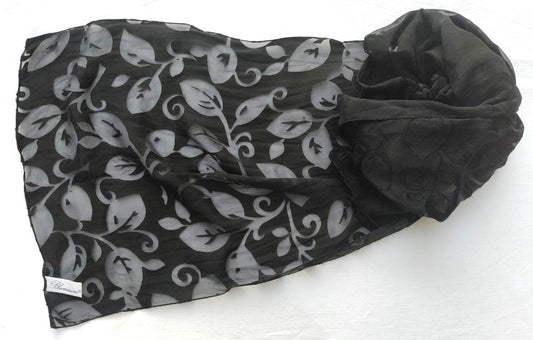 Stola Blumarine in seta e viscosa nera con motivo foglie (Made in Italy)