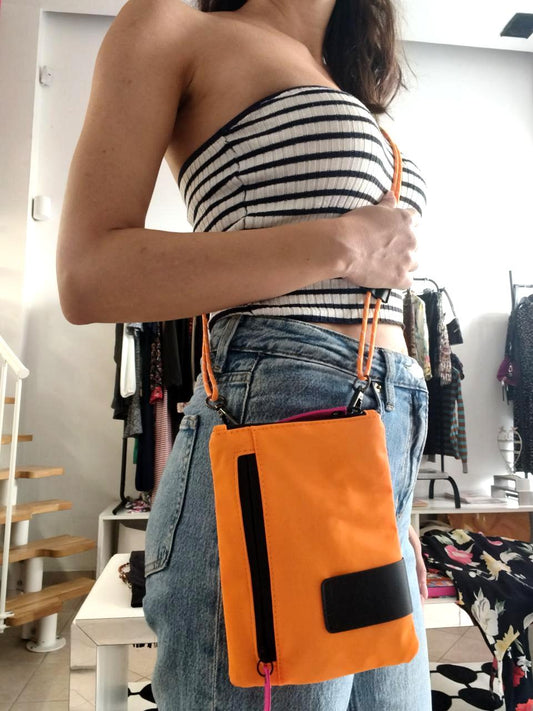 Borsetta arancione in materiale tecnico e ecopelle con tracolla in corda e tasche