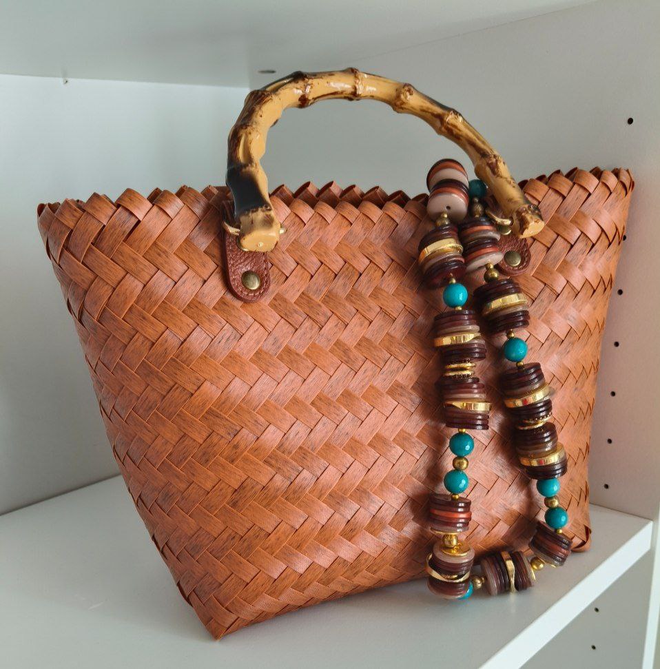 Borsa intrecciata effetto bambù con manico rigido e dettagli eco pelle personalizzabile