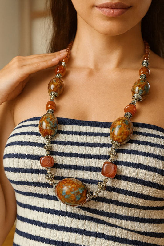 Collana décor in pietre dure marroni con sfumature cerulee