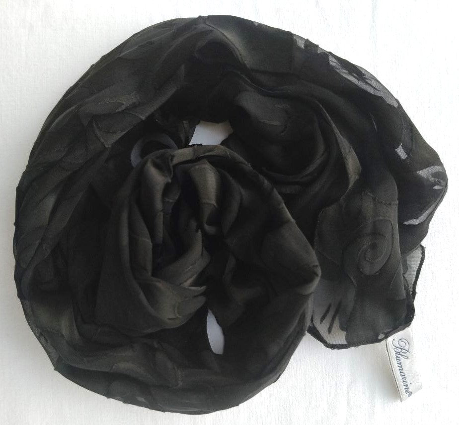 Stola Blumarine in seta e viscosa nera con motivo foglie (Made in Italy)