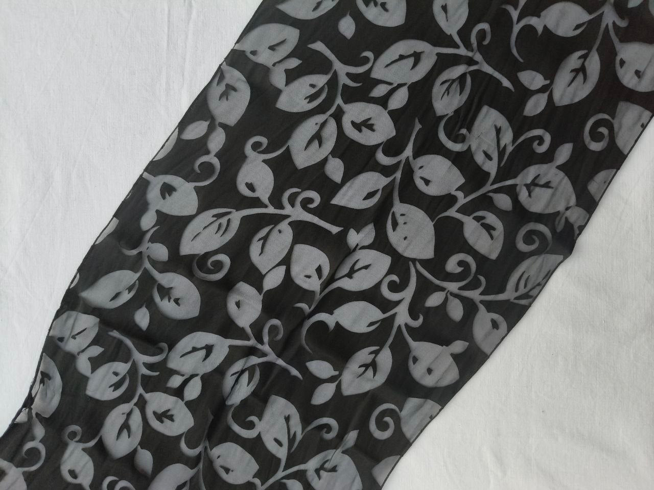Stola Blumarine in seta e viscosa nera con motivo foglie (Made in Italy)
