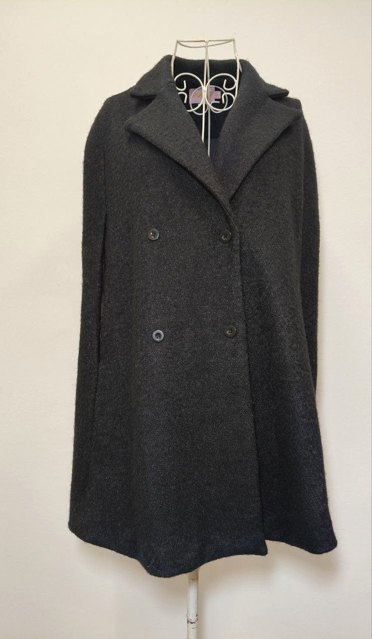 Cappa nera con apertura manica e chiusura gancetti Taglia S