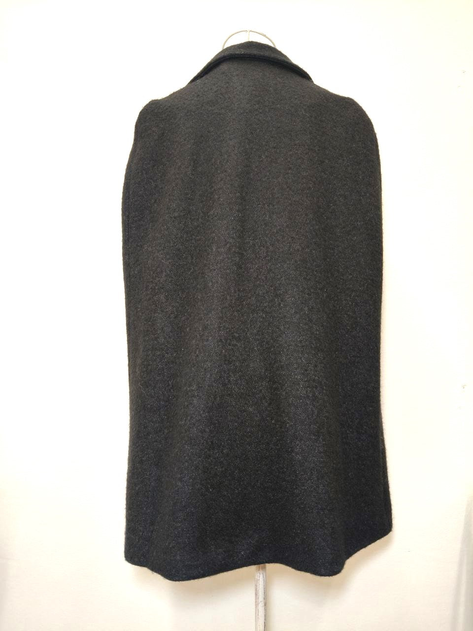 Cappa nera con apertura manica e chiusura gancetti Taglia S