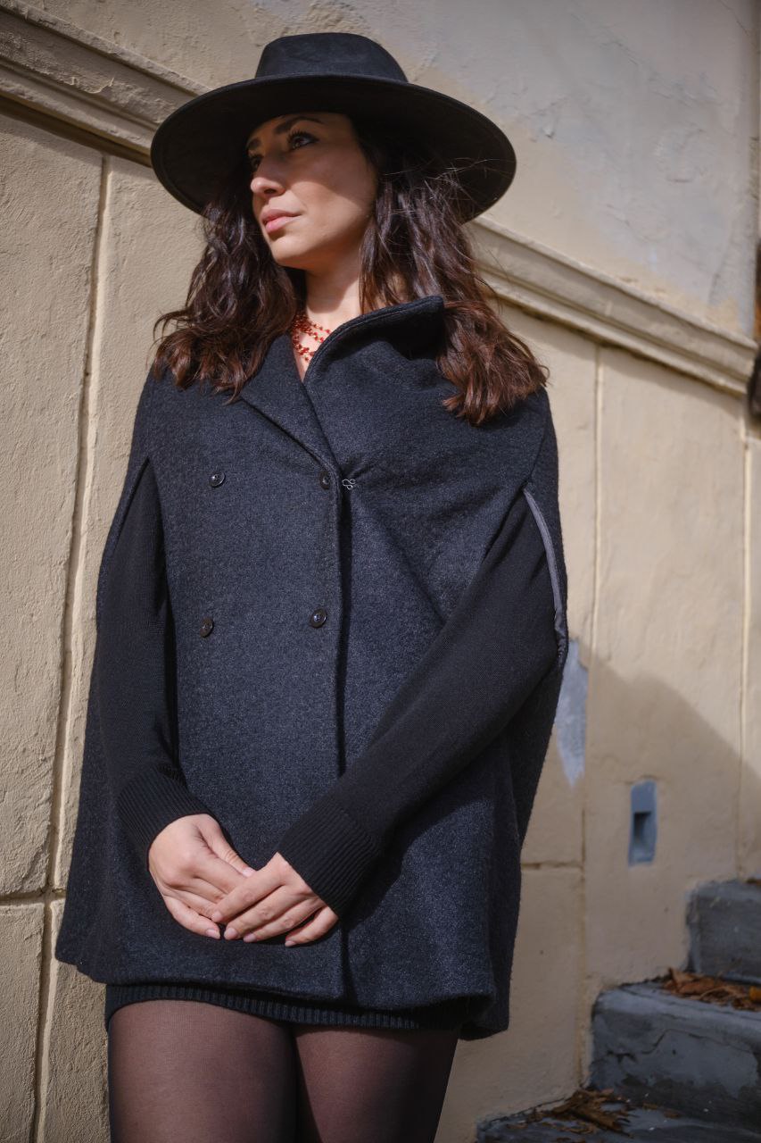 Cappa nera con apertura manica e chiusura gancetti Taglia S