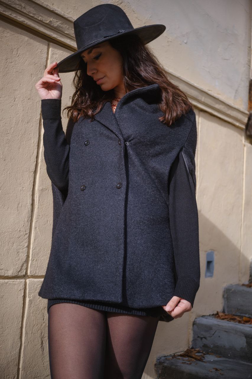 Cappa nera con apertura manica e chiusura gancetti Taglia S