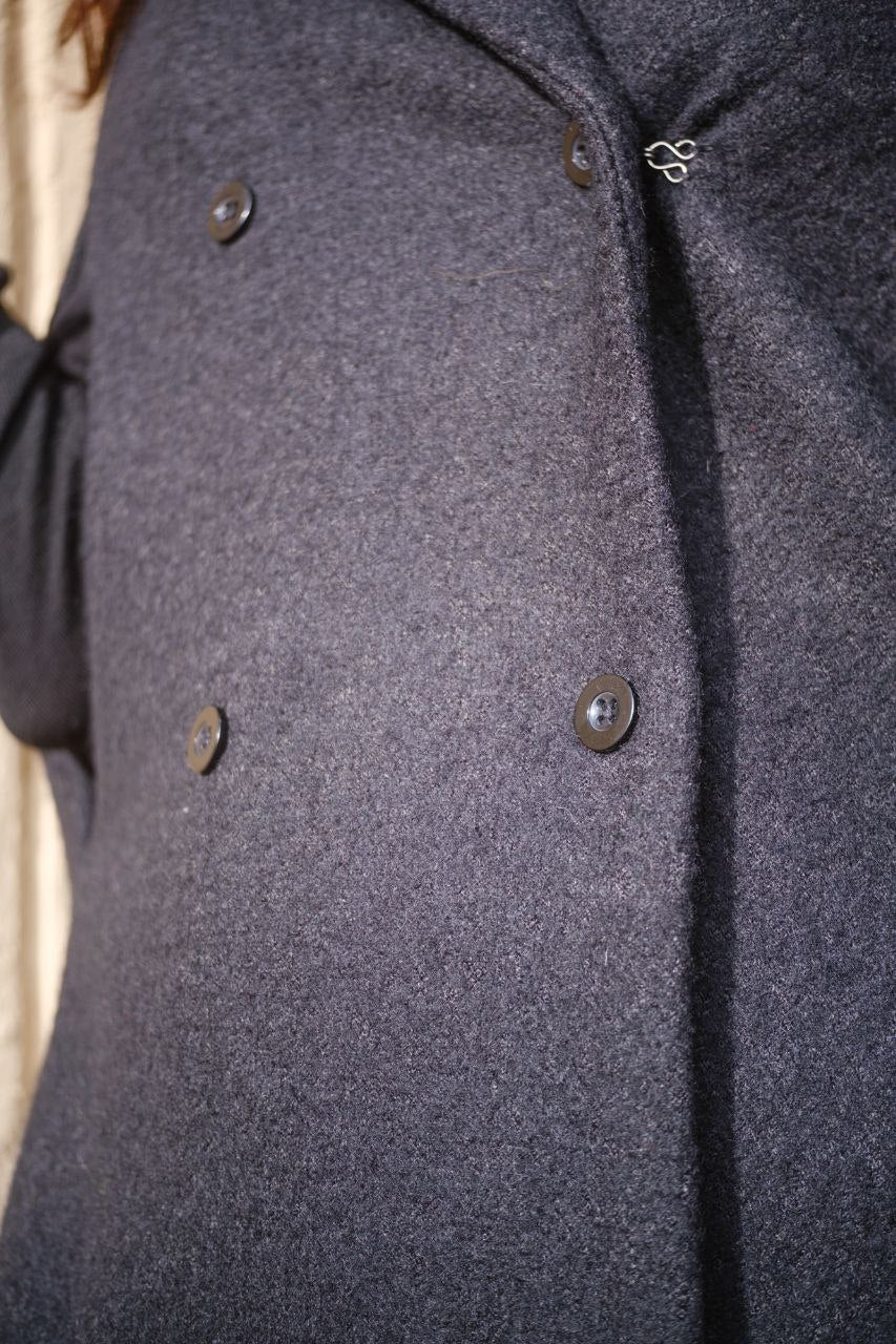 Cappa nera con apertura manica e chiusura gancetti Taglia S