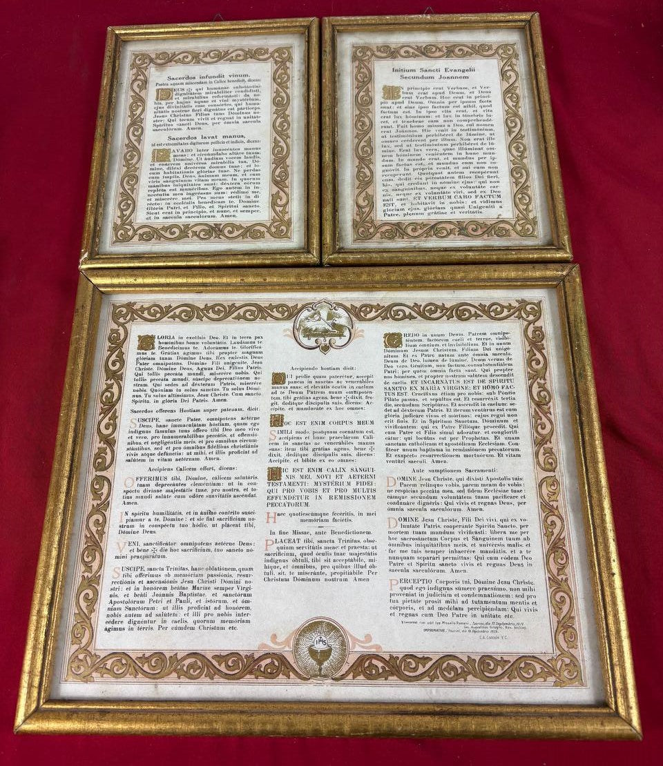 Set 3 Cartigli Liturgici da Altare in Latino – Cornici in Legno Dorato – Rito Tridentino Antico